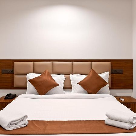 The Elite Hotel Haiderabad Buitenkant foto